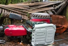 Trator cai em rio após ponte ceder em Ibiam