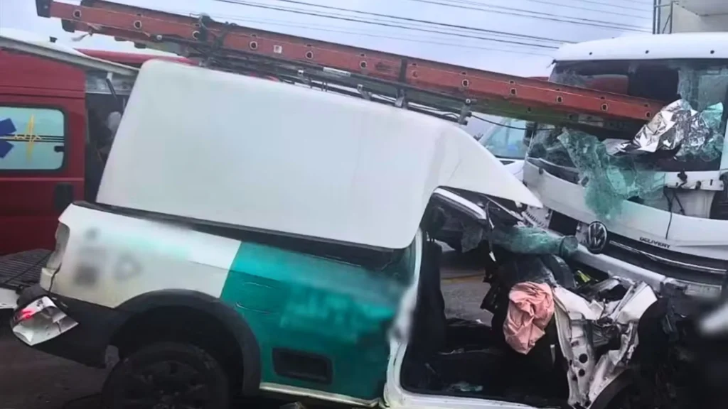 Caminhoneiro morre atingido por escada em colisão frontal em SC