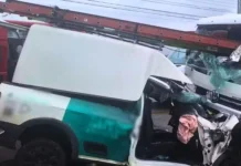 Caminhoneiro morre atingido por escada em colisão frontal em SC