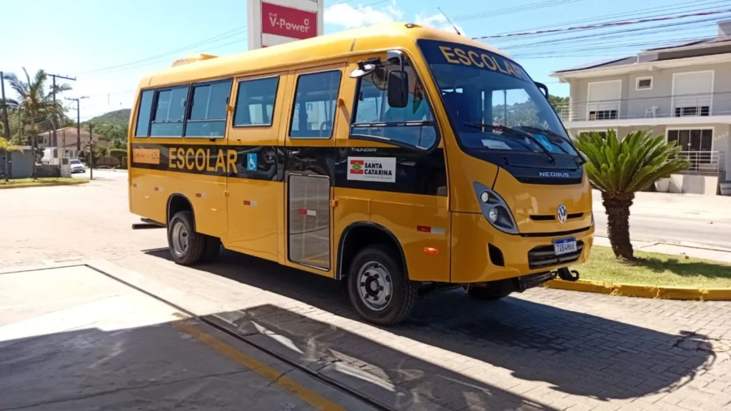 Novo ônibus amplia transporte escolar em Videira