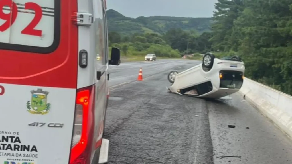 Jovem de Videira sofre capotamento em veículo na BR-282