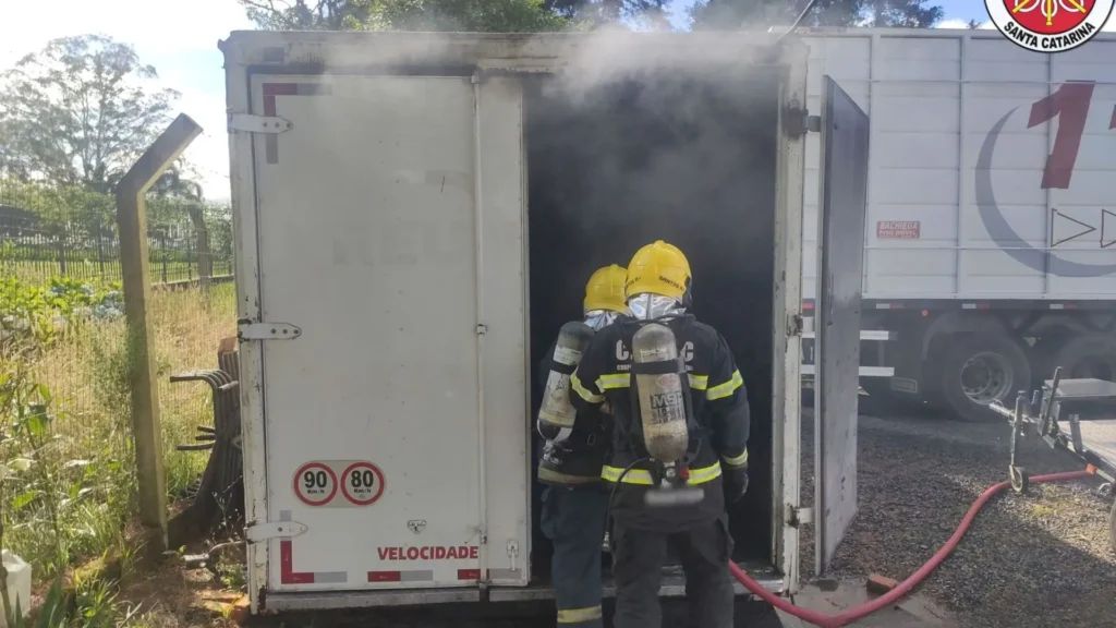 Fogo em contêiner de empresa é controlado no Meio-Oeste