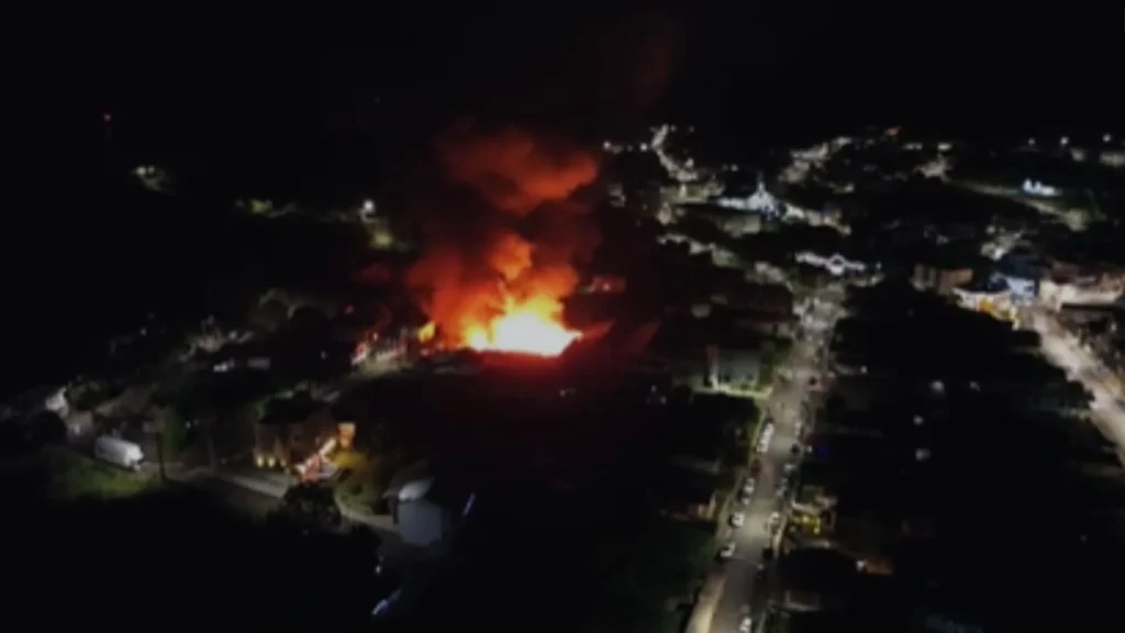 Incêndio de grandes proporções atinge fábrica de jeans em Arroio Trinta