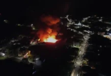 Incêndio de grandes proporções atinge fábrica de jeans em Arroio Trinta