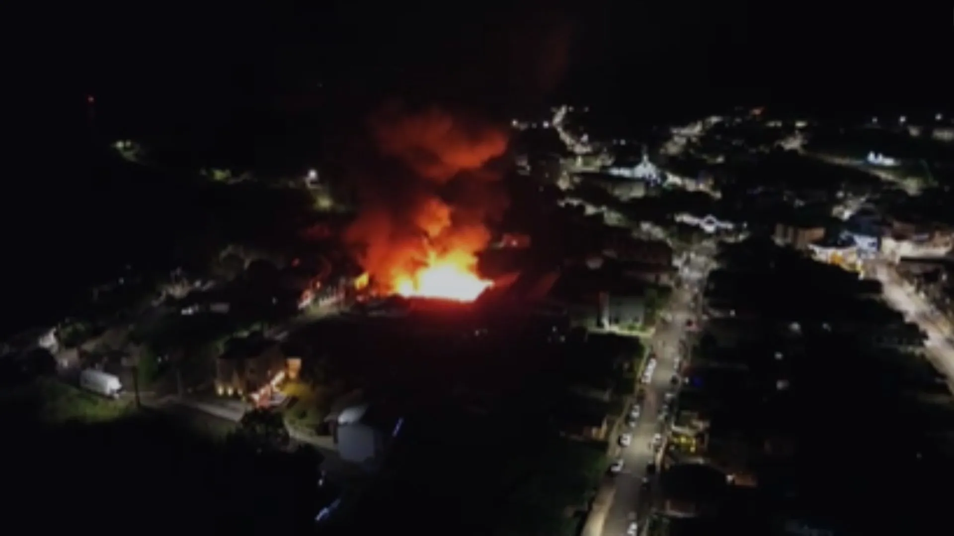 Incêndio de grandes proporções atinge fábrica de jeans em Arroio Trinta