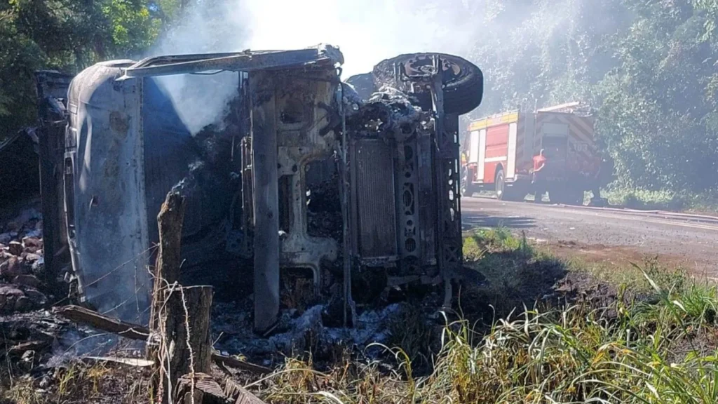 Caminhão carregado de carne pega fogo e motorista fica ferido