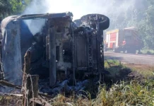 Caminhão carregado de carne pega fogo e motorista fica ferido