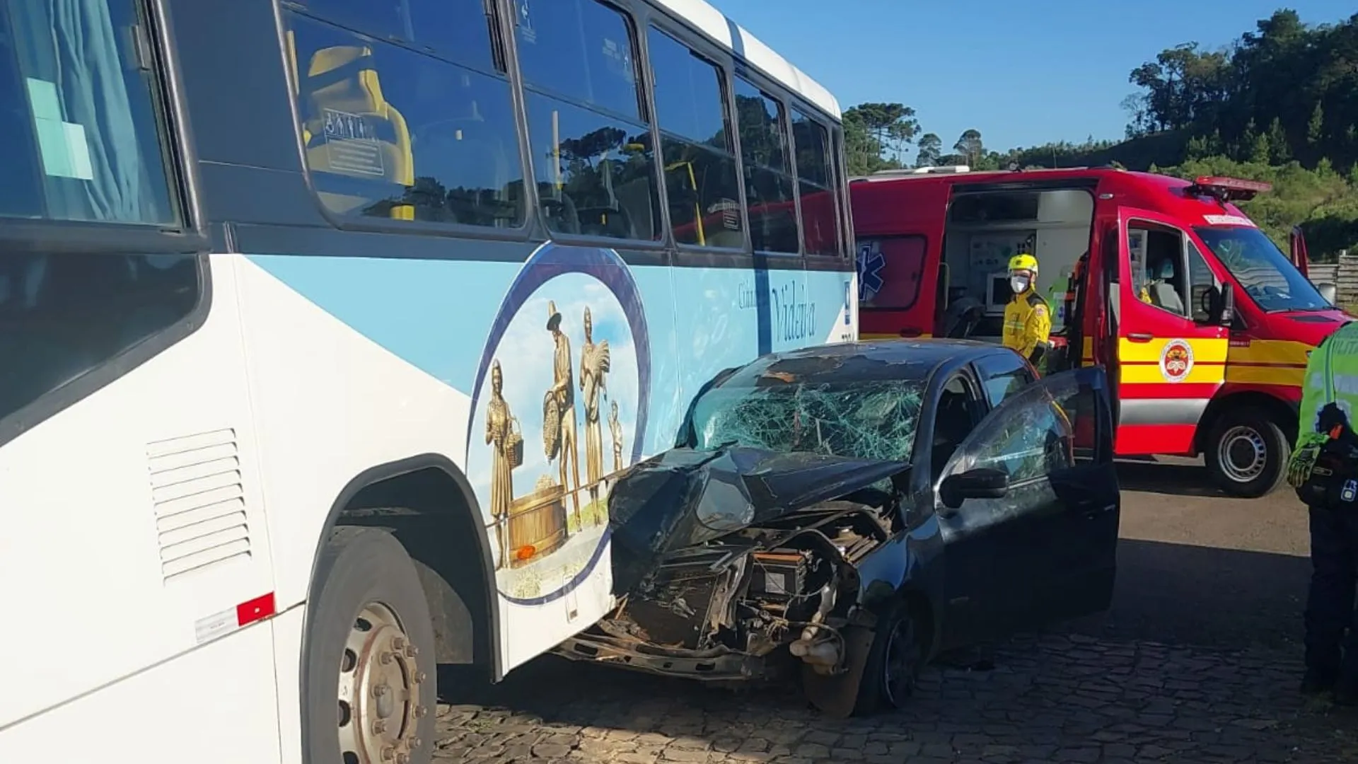 Colisão entre carro e ônibus deixa cinco feridos em Videira