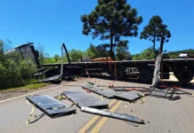 Motorista fica ferido em tombamento de caminhão carregado com chapas de MDF