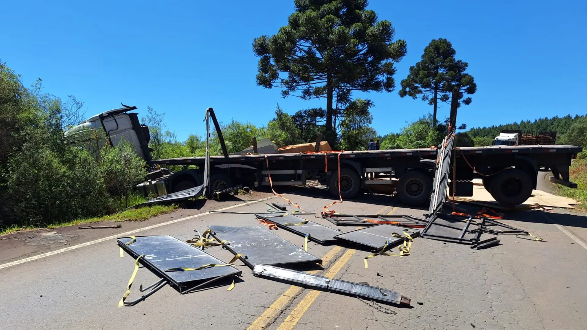 Motorista fica ferido em tombamento de caminhão carregado com chapas de MDF