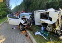 Colisão entre três carros e caminhão na BR-470 deixa três mortos