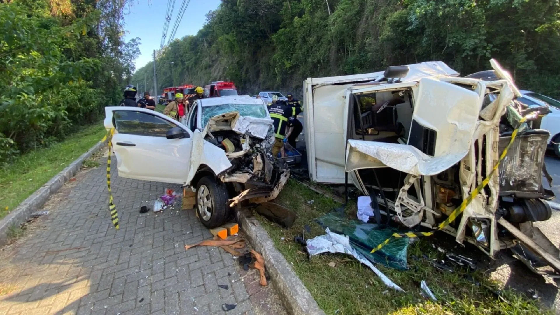 Colisão entre três carros e caminhão na BR-470 deixa três mortos