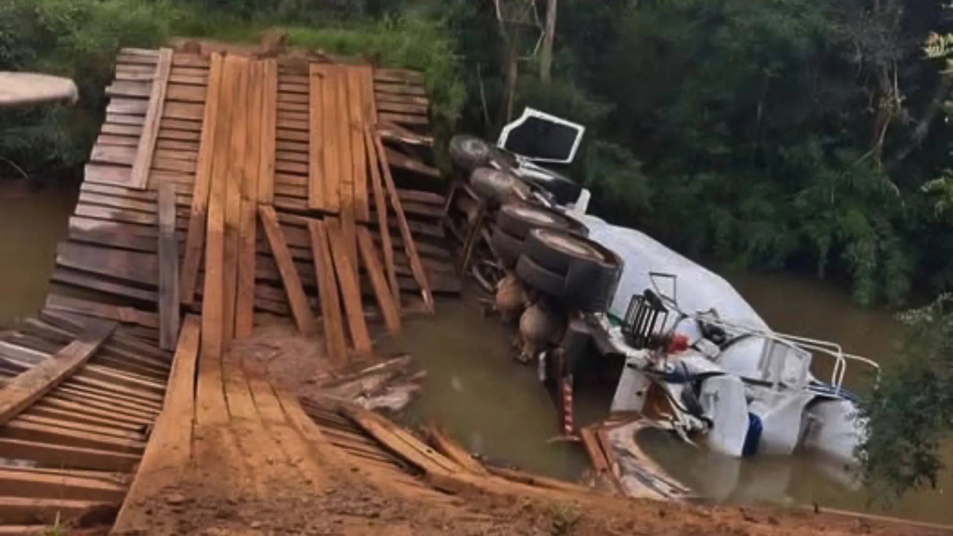 Caminhão cai de ponte entre Caçador e Rio das Antas