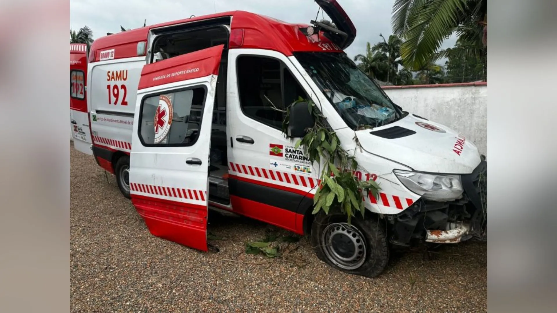 Jovem agride socorristas, rouba ambulância do SAMU e provoca acidente na BR-470