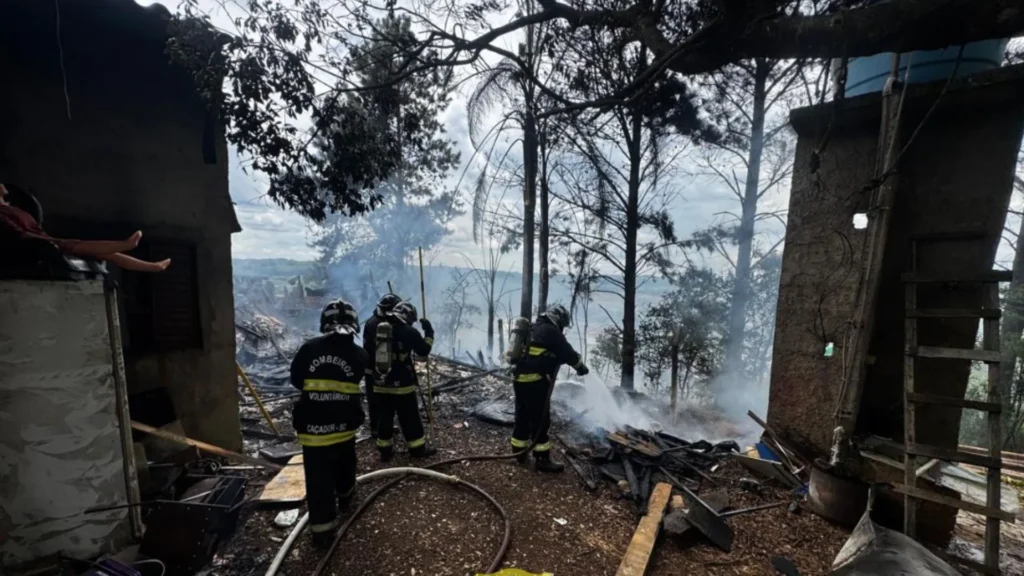 Residência é atingida por incêndio em Caçador