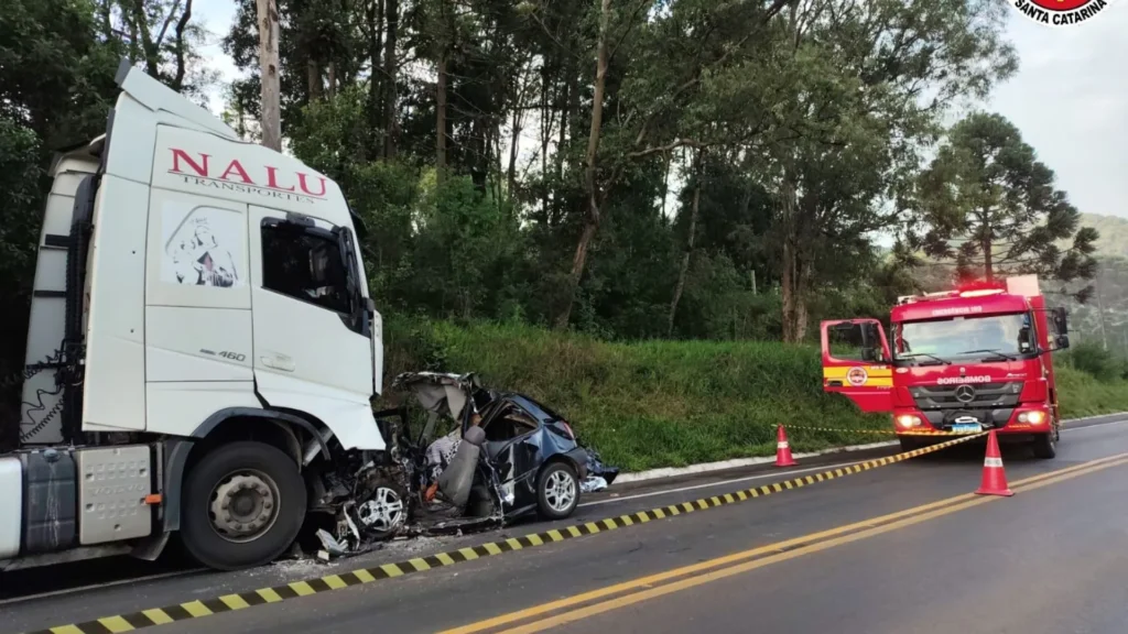 Jovem morre após colisão entre carro e caminhão em Fraiburgo