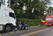 Jovem morre após colisão entre carro e caminhão em Fraiburgo
