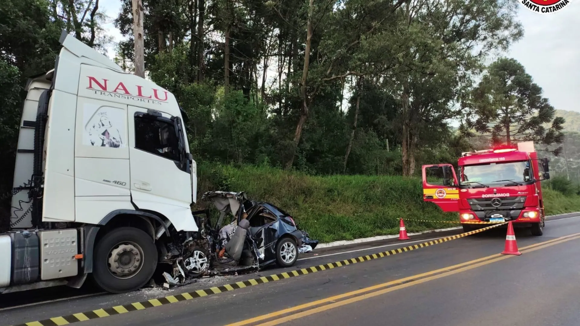 Jovem morre após colisão entre carro e caminhão em Fraiburgo