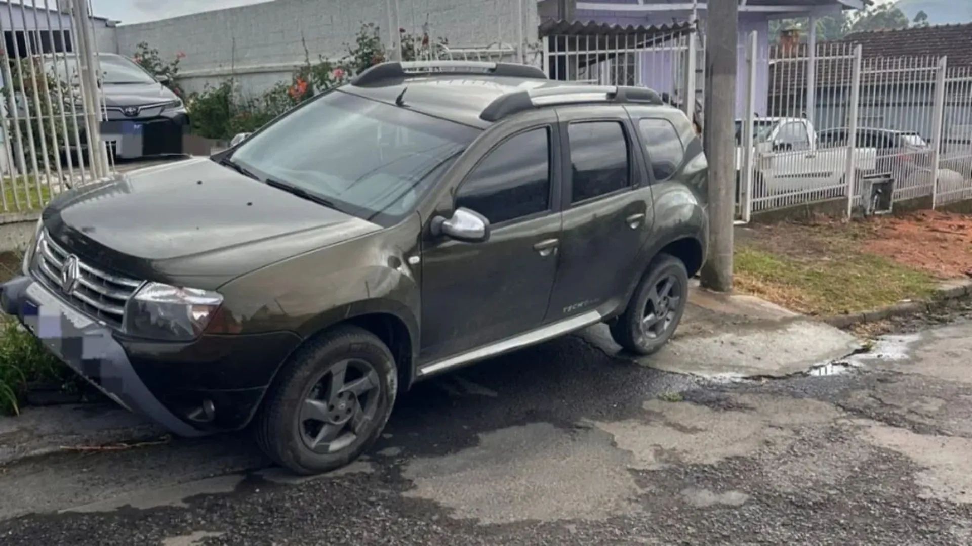 Mulher é atropelada e arrastada pelo próprio carro