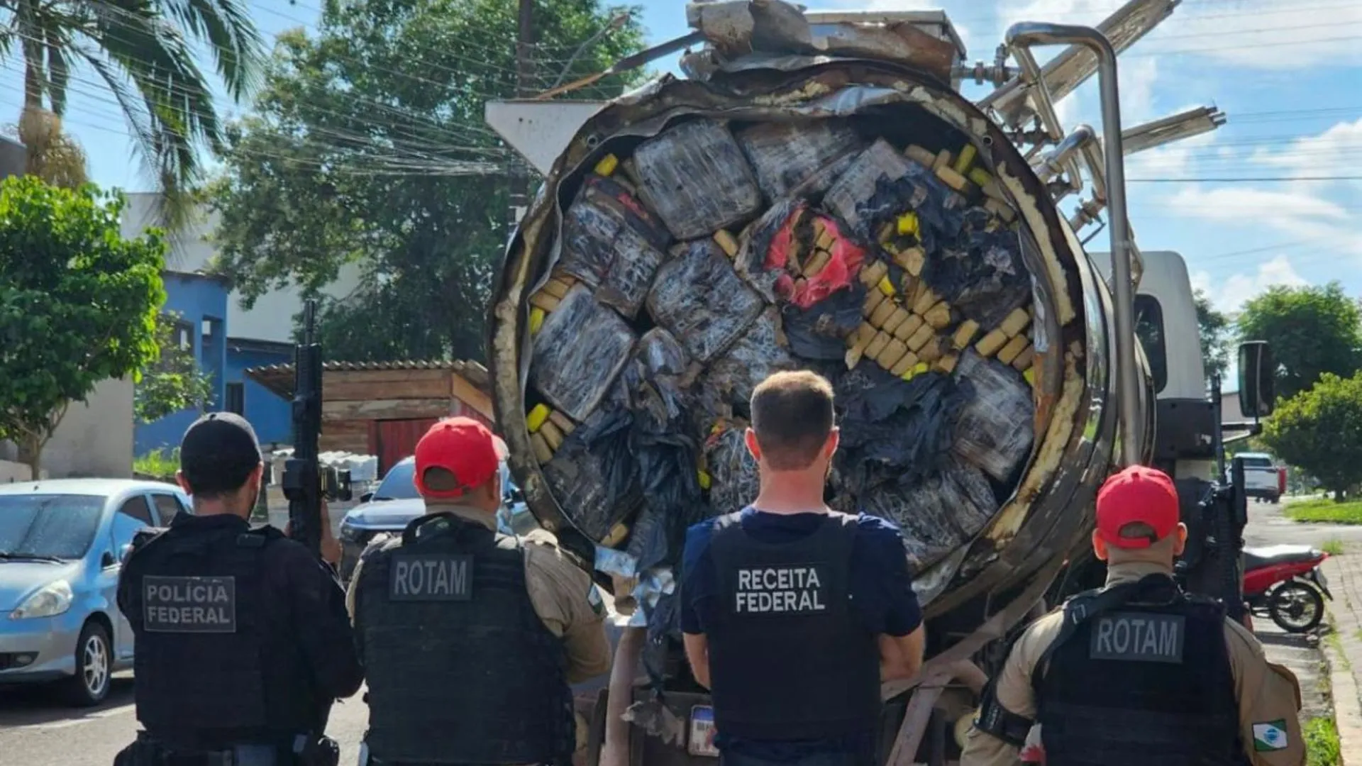 Caminhão do leite é apreendido com seis toneladas de maconha em SC