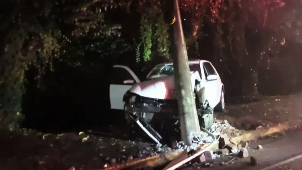 Motorista foge após bater carro em poste no Centro de Videira
