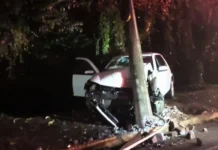 Motorista foge após bater carro em poste no Centro de Videira