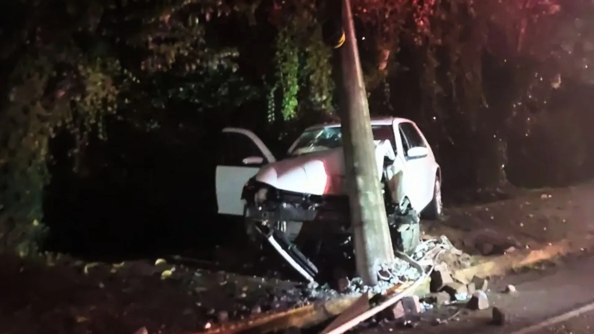 Motorista foge após bater carro em poste no Centro de Videira