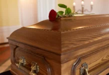 Ao abrir caixão lacrado, irmão descobre troca de corpos durante funeral no Meio-Oeste de SC