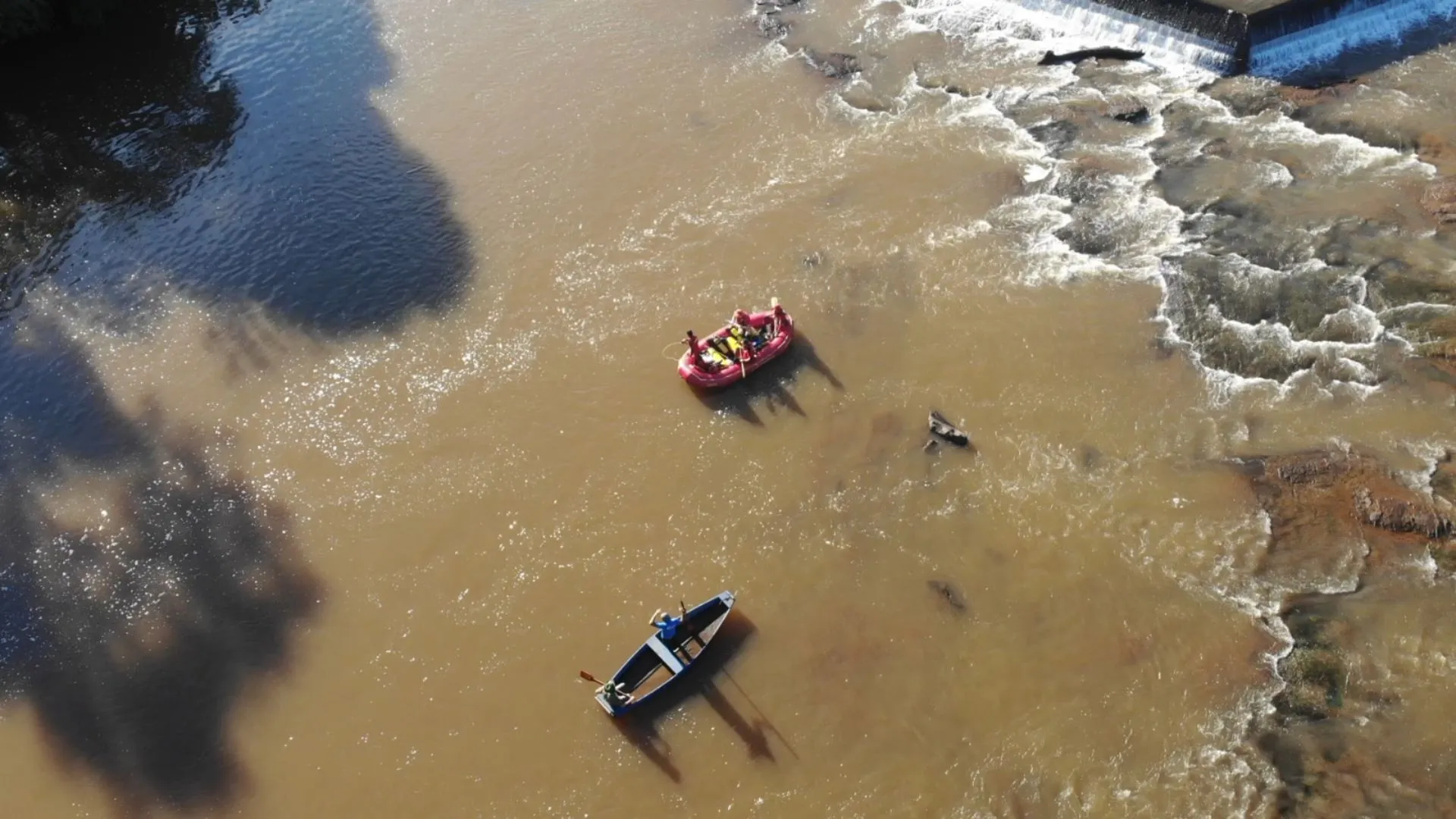 Mergulhadores encontram corpo e vítima de afogamento no Oeste