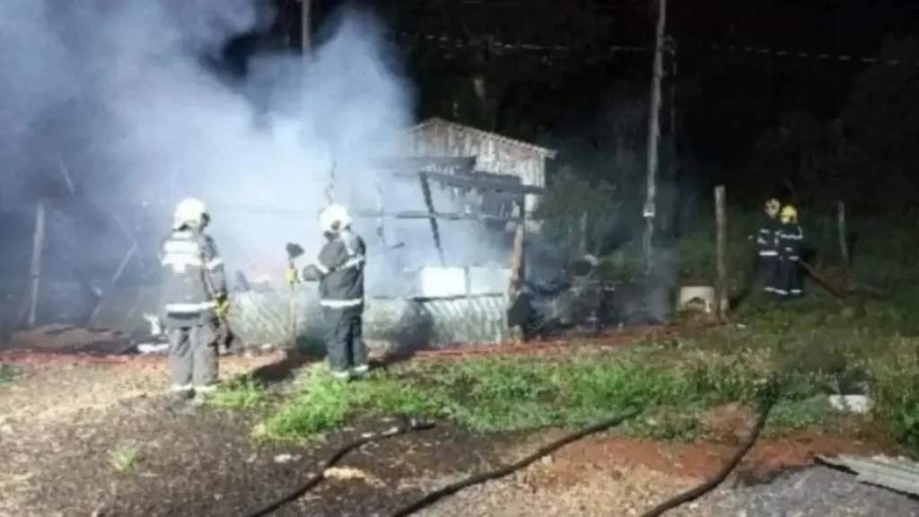 Mulher é atacada com facão e tem casa incendiada pelo companheiro em SC