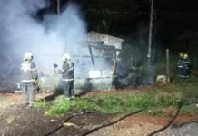 Mulher é atacada com facão e tem casa incendiada pelo companheiro em SC