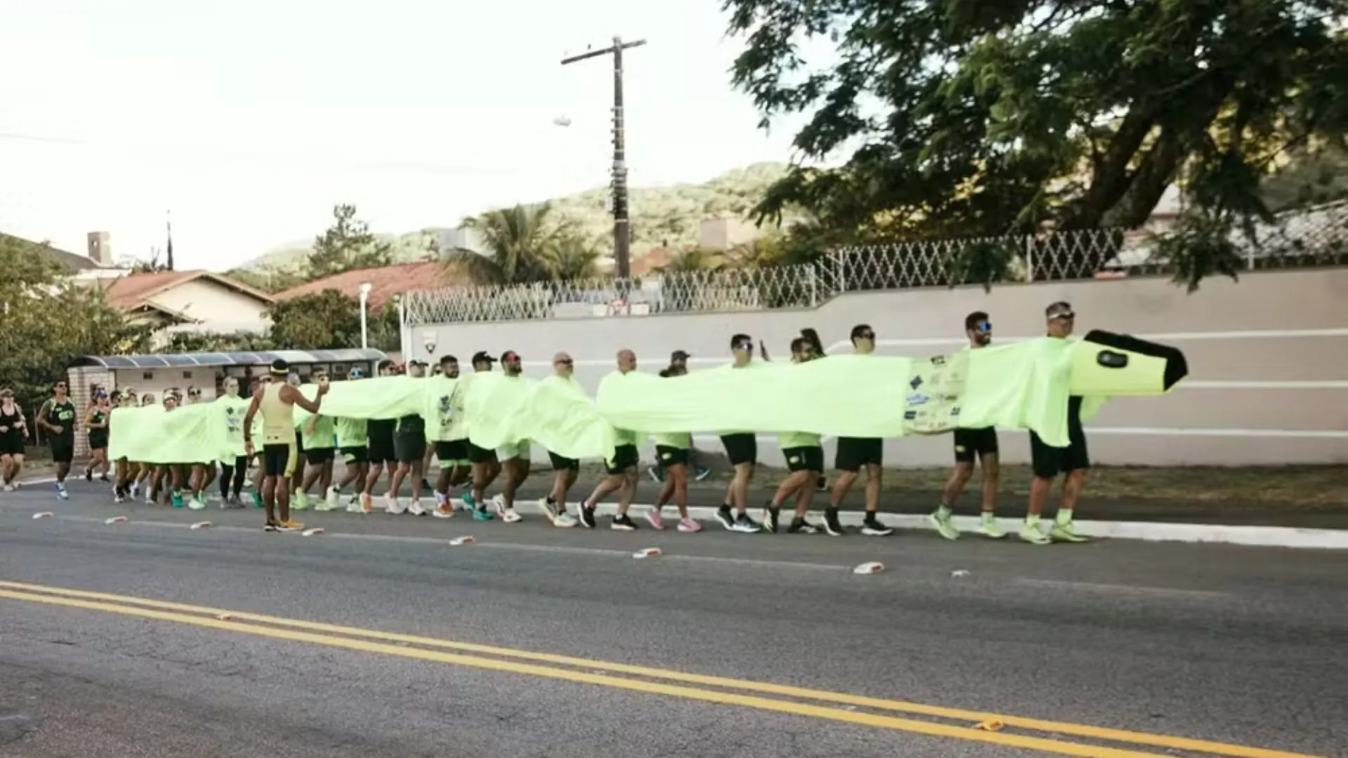 Grupo de 26 atletas de SC leva figura icônica do folclore catarinense à São Silvestre