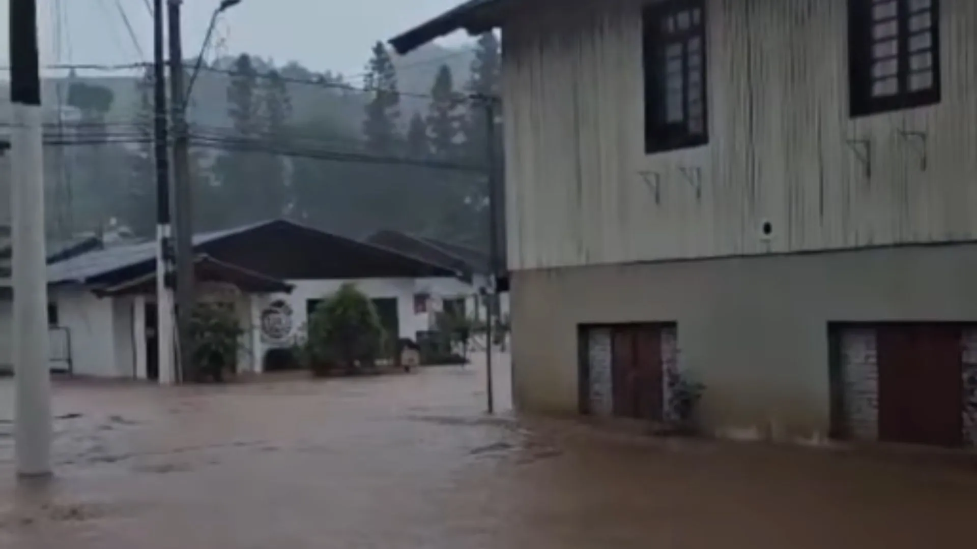 Prefeitura de Treze Tílias emite comunicado sobre estragos causados pela forte tempestade