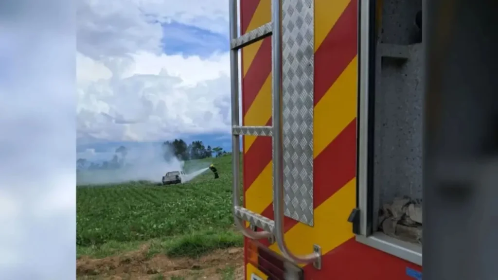 Bombeiros são surpreendidos por tentativa de atropelamento enquanto atendiam ocorrência de incêndio
