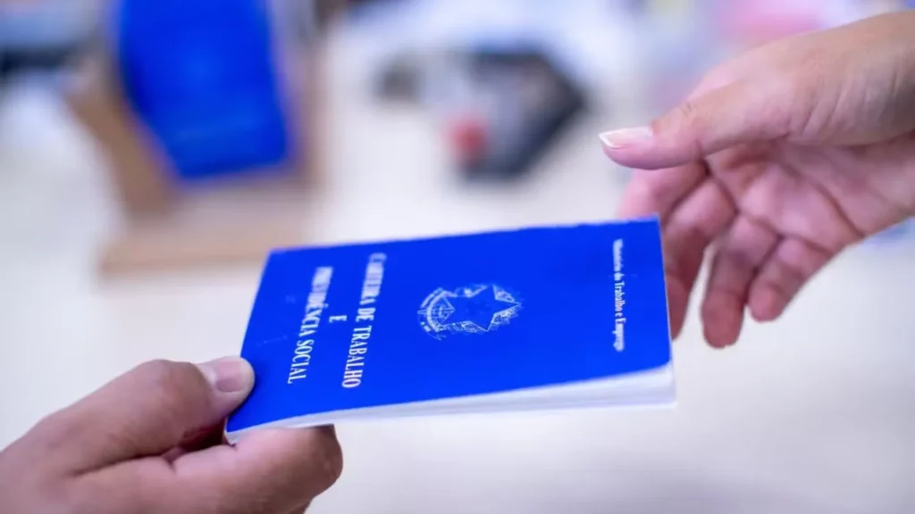 Desemprego no Brasil cai para 5,2% e bate recorde histórico