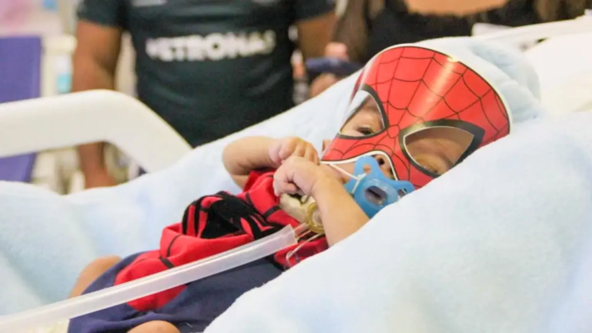 Após 8 meses de luta, bebê prematuro de 25 semanas e 620g recebe alta hospitalar