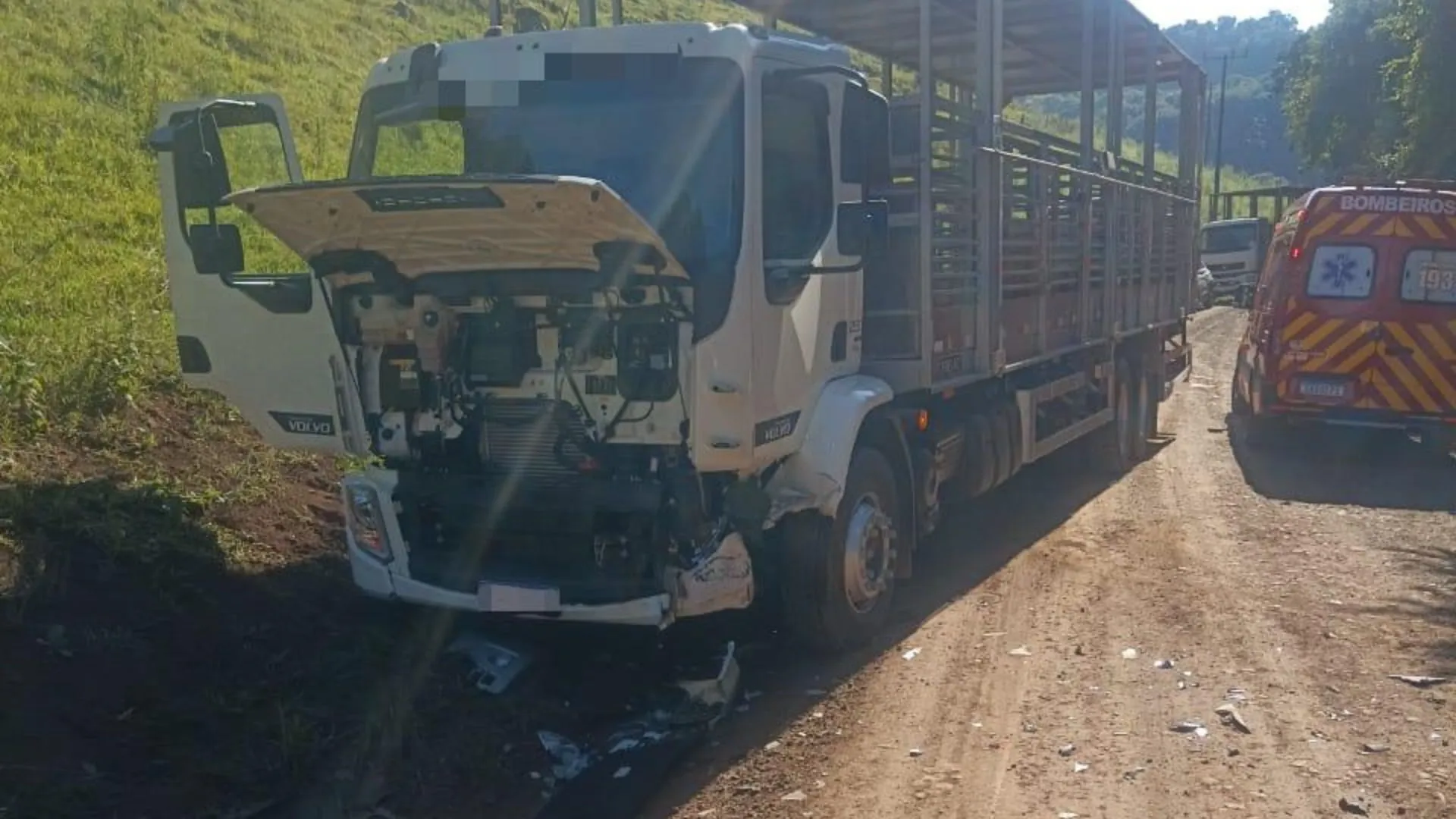 Mulher fica ferida em colisão entre carro e caminhão em Pinheiro Preto