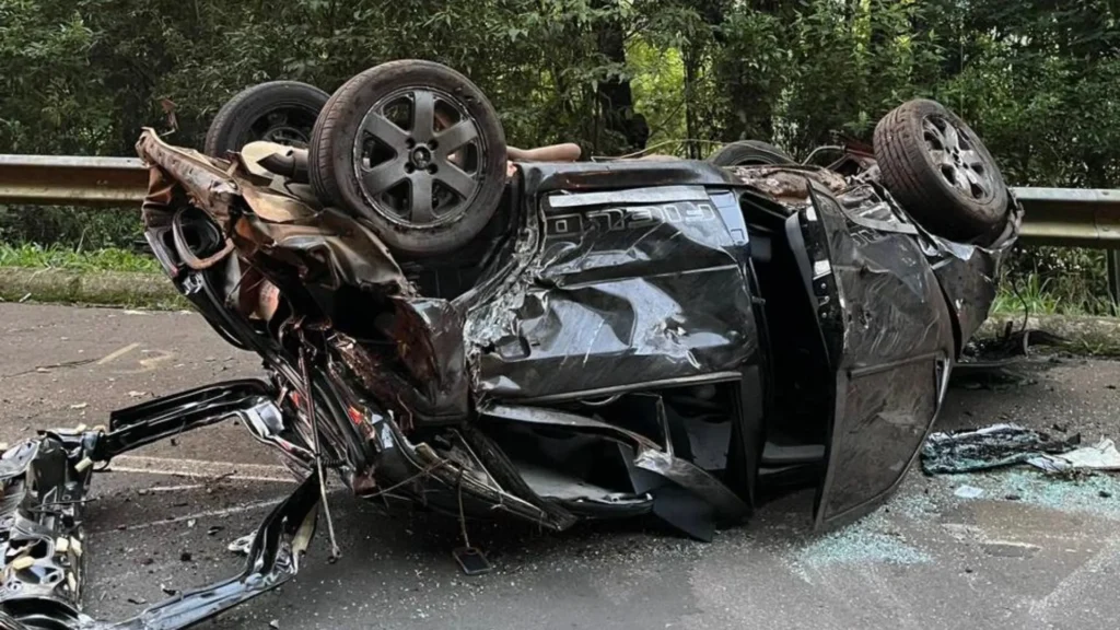 Mulher morre e jovem fica ferido após capotamento na SC-150