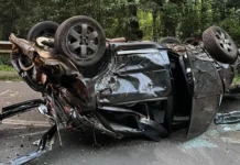 Mulher morre e jovem fica ferido após capotamento na SC-150