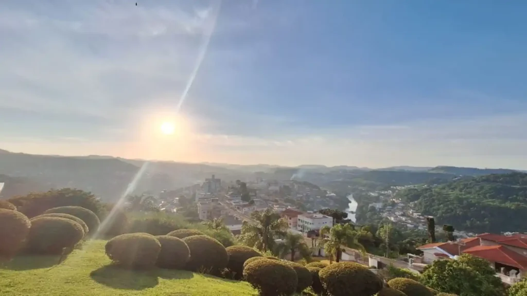 Santa Catarina terá domingo de calor intenso e risco de temporais isolados