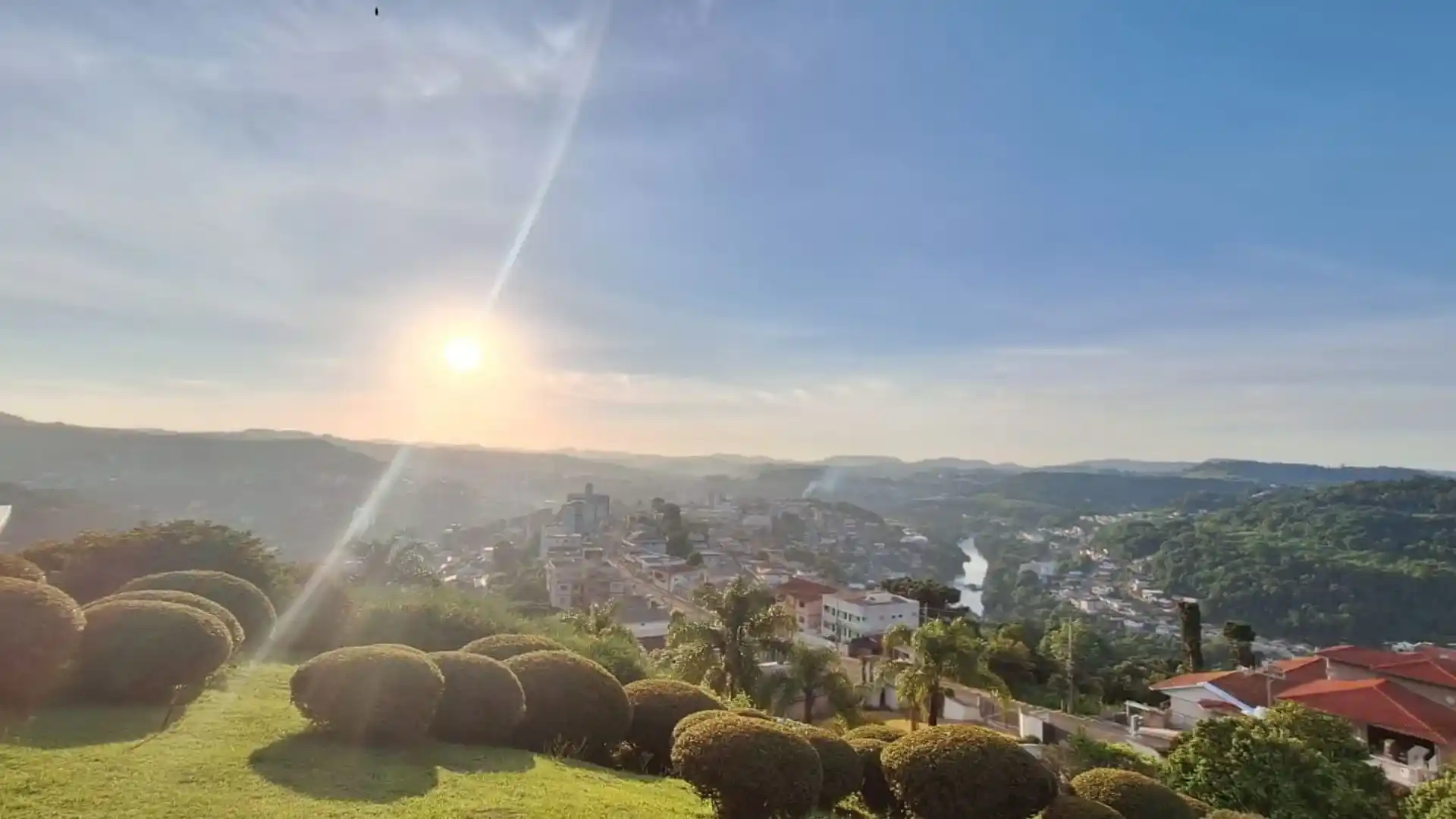 Santa Catarina terá domingo de calor intenso e risco de temporais isolados