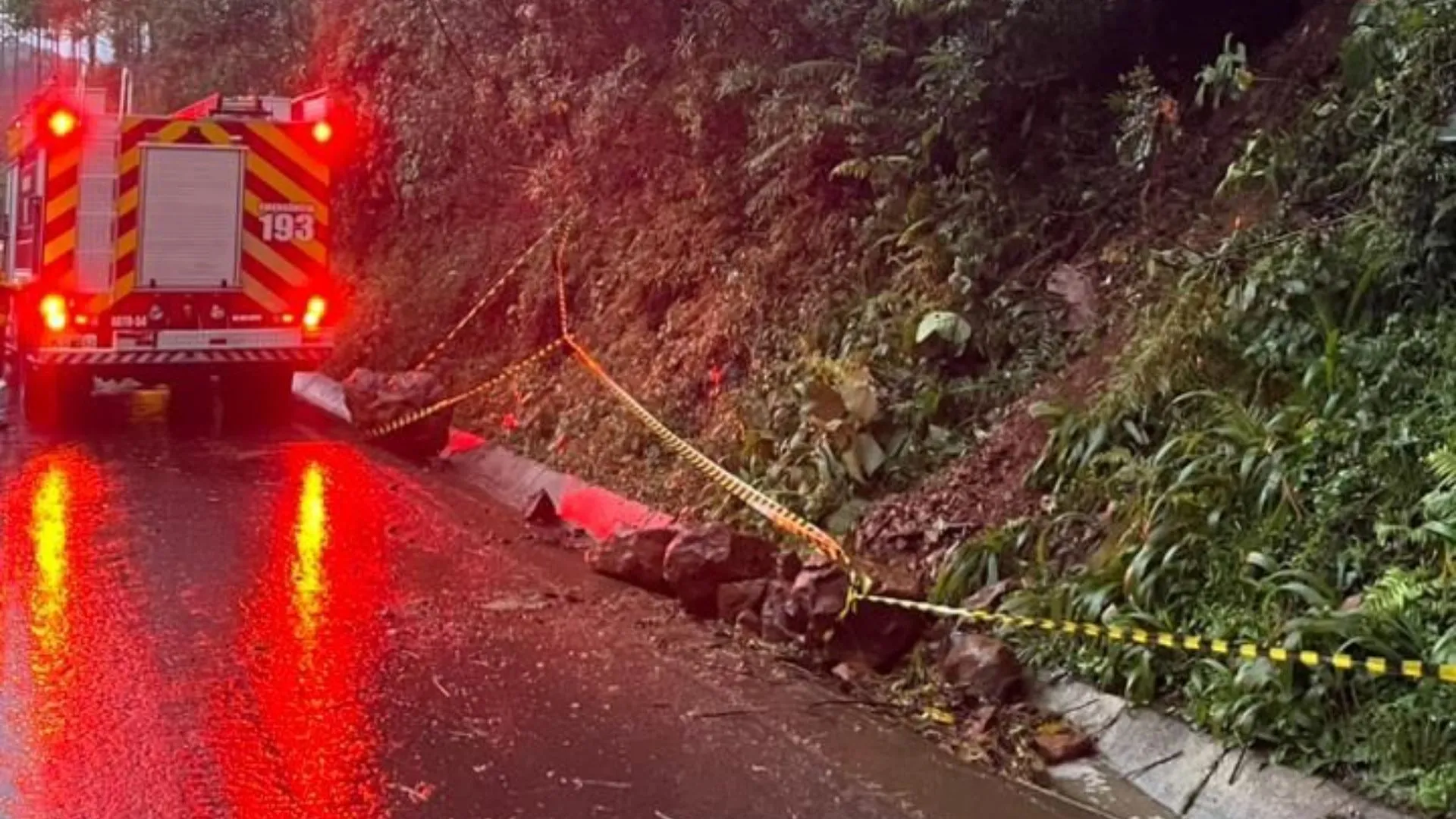 Deslizamento de barreira interdita parcialmente a SC-135 em Rio das Antas