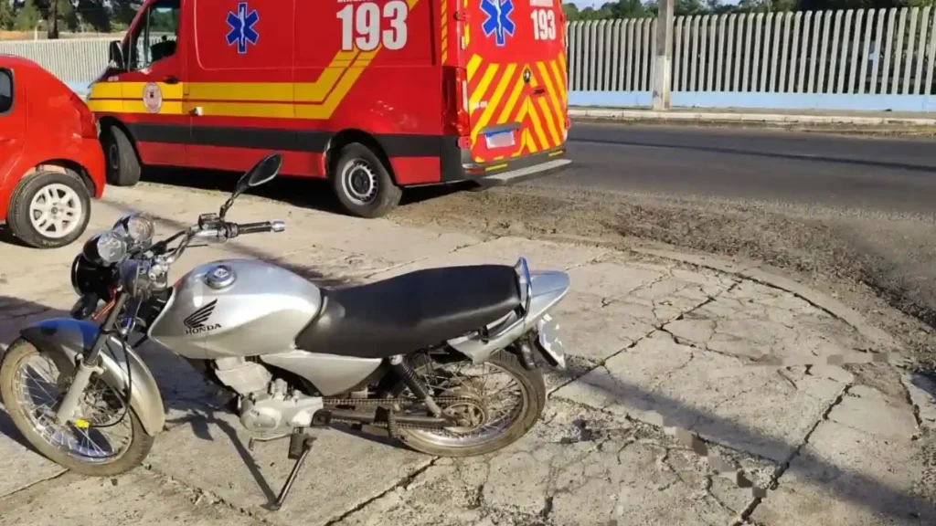 Motociclista fica ferido após colisão com van escolar em Porto União