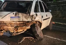 Colisão entre três veículos, incluindo um estacionado, mobiliza bombeiros em Caçador