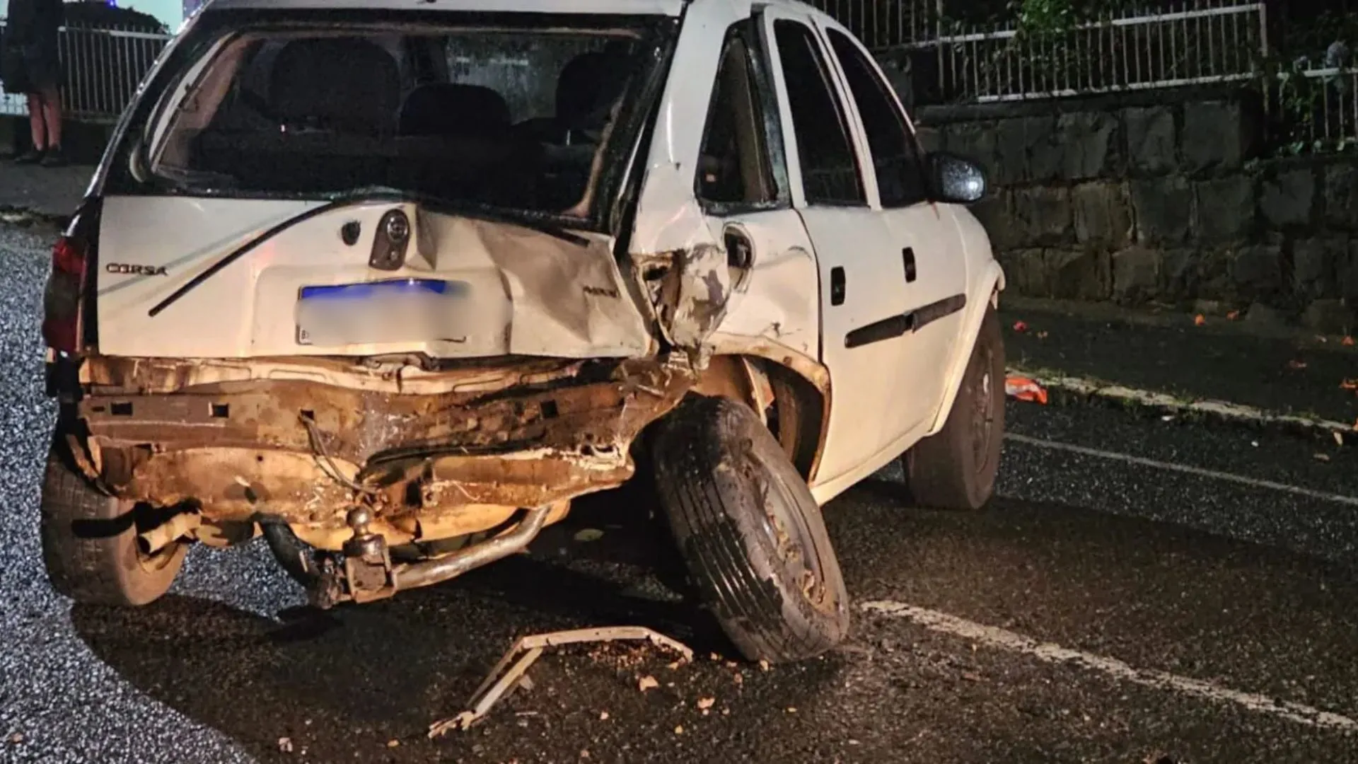 Colisão entre três veículos, incluindo um estacionado, mobiliza bombeiros em Caçador