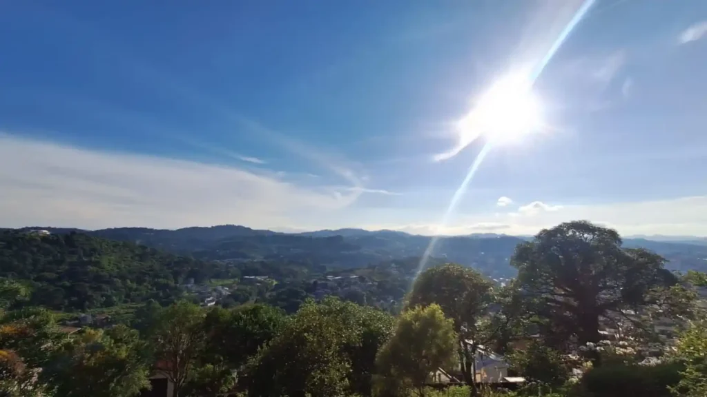 Semana começa com calor, pancadas de chuva e risco de temporais em Santa Catarina
