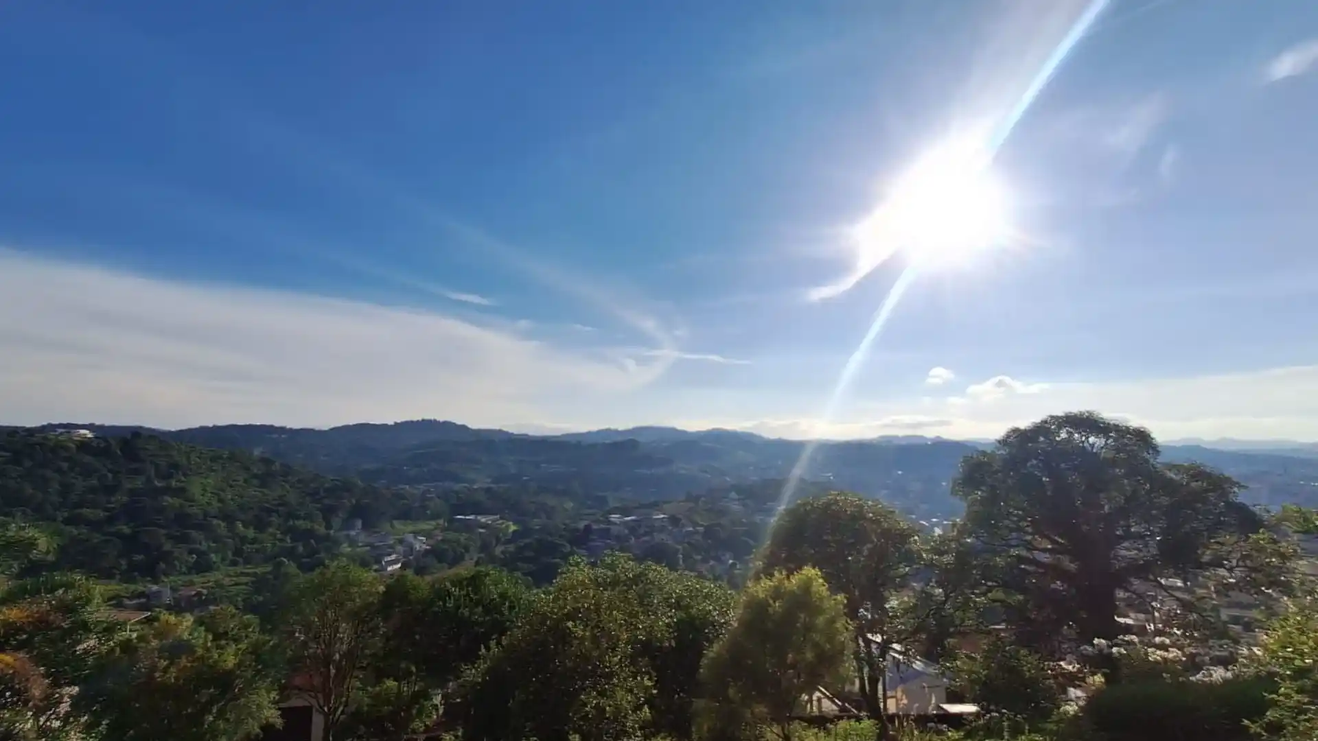 Semana começa com calor, pancadas de chuva e risco de temporais em Santa Catarina