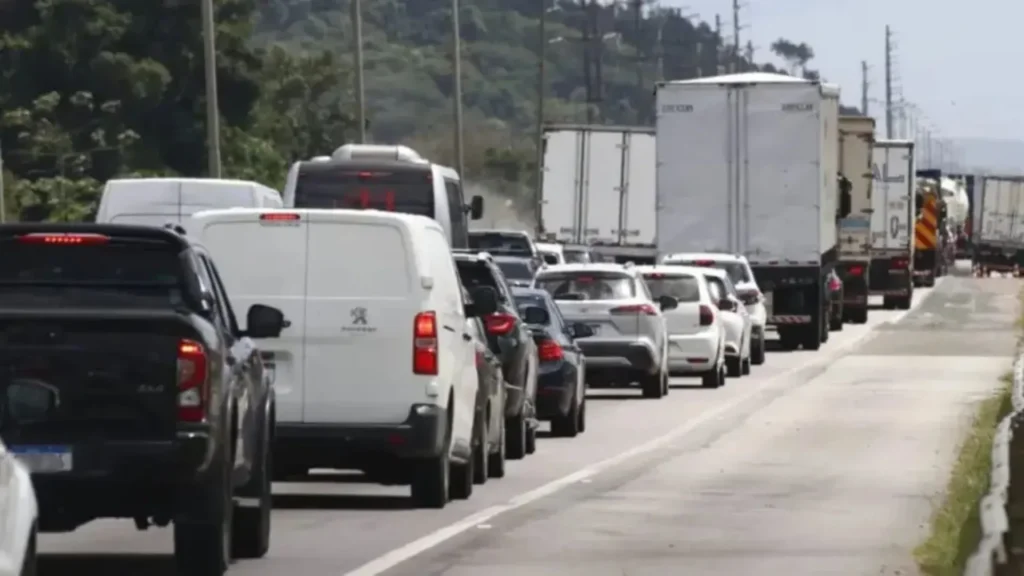 Mais de 4,3 milhões de veículos devem percorrer a BR-101 em SC no fim de ano