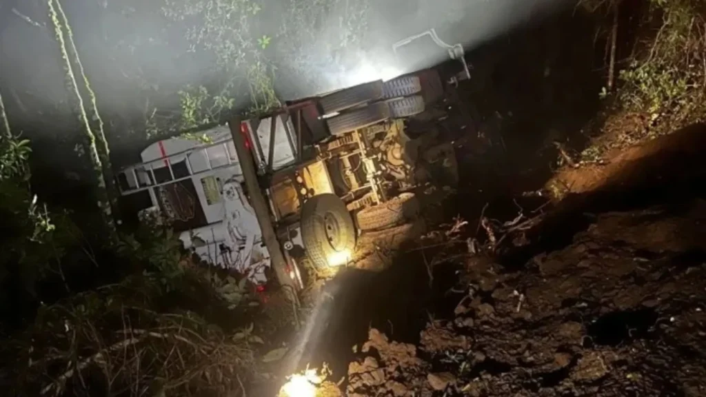 Caminhão carregado de ração tomba em ribanceira de mais de 10 metros