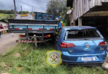Caminhão e carro colidem e atingem casa no bairro Martello